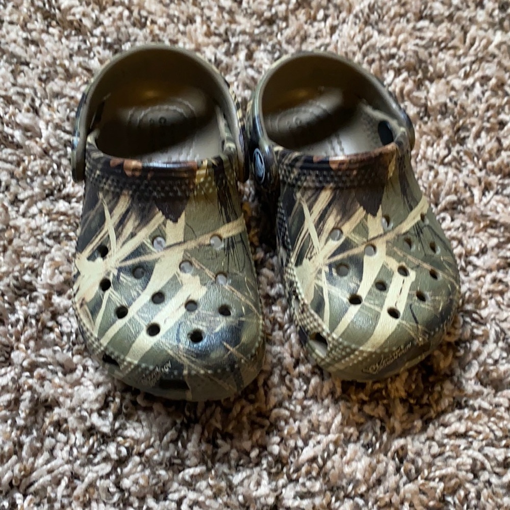 Crocs Toddler size 6 Camo Shoes